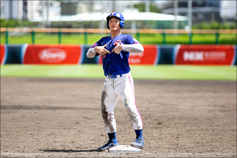 江庭毅敲出關鍵安打送回曾聖恩。（棒協提供）