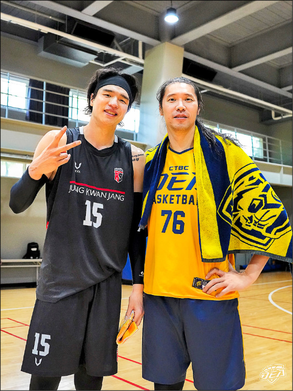 KBL安養隊來台移訓，當家中鋒金鍾奎（左）與中信特攻曾文鼎透過交流賽敘舊。（取自特攻隊臉書）