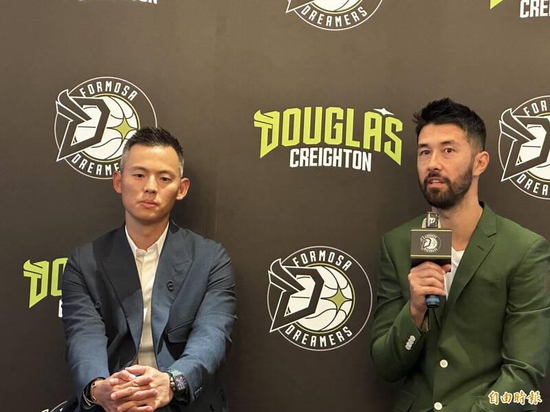 夢想家總教練簡浩（右），左為夢想家總經理韓駿鎧。（資料照，記者盧養宣攝）