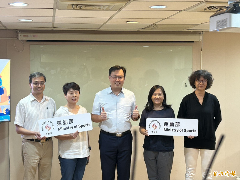 左起產業及科技司長王詔民、競技運動司長謝富秀、政務次長鄭世忠、設施規劃司長蔡文娟、綜合規劃司長為許馨文。（記者吳孟儒攝）