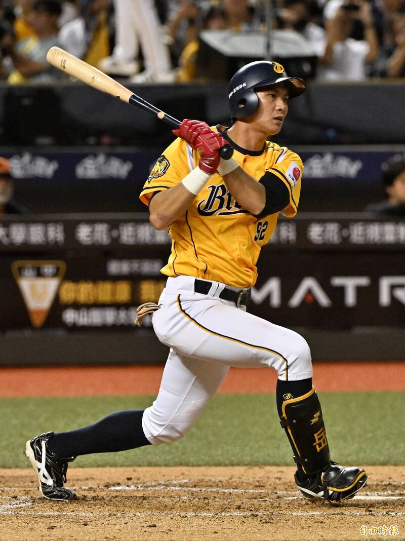 兄弟岳政華。（記者劉信德攝）