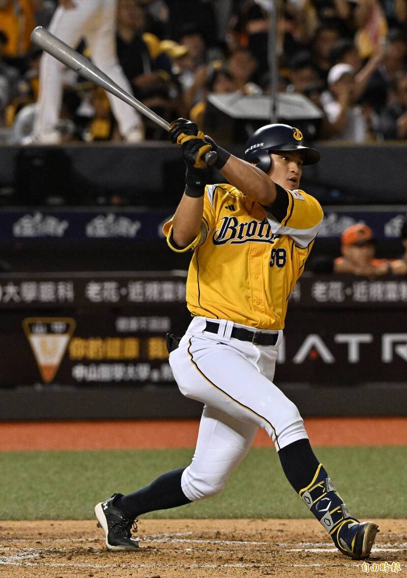 兄弟岳東華。（記者劉信德攝）