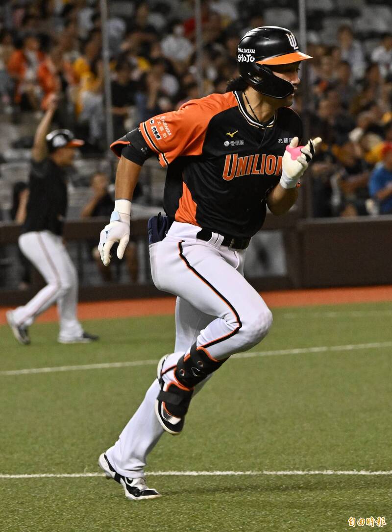 統一潘傑楷擊出安打。（記者劉信德攝）