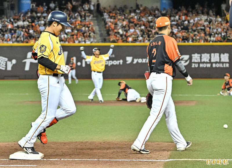 中信兄弟詹子賢上場打擊造成對手失誤，結束比賽。（記者陳志曲攝）