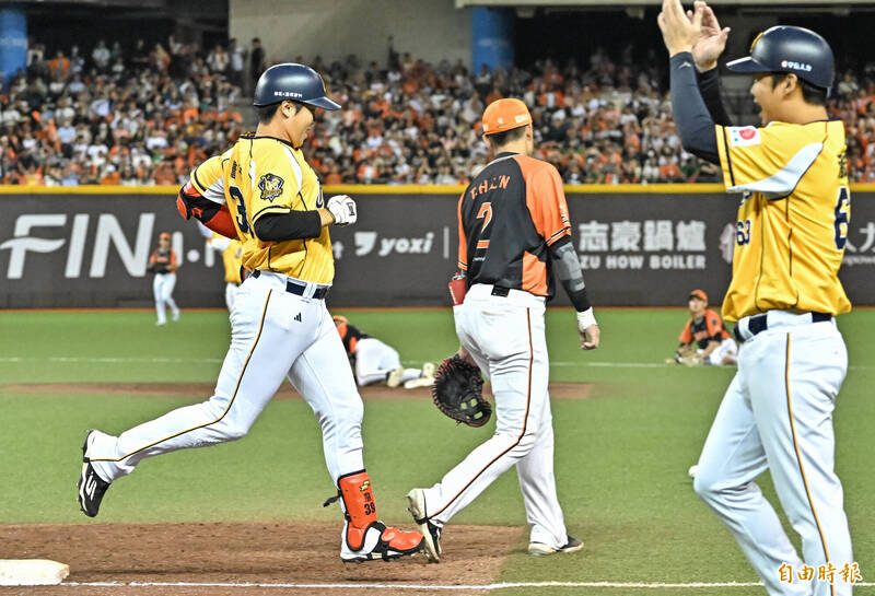 中信兄弟詹子賢上場打擊造成對手失誤，結束比賽。（記者陳志曲攝）