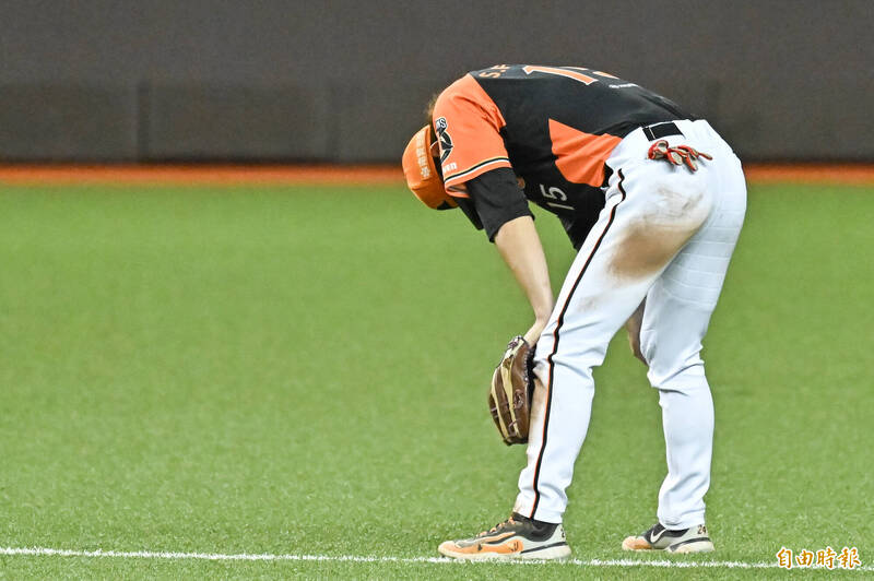 統一獅陳聖平再見失誤。（記者陳志曲攝）