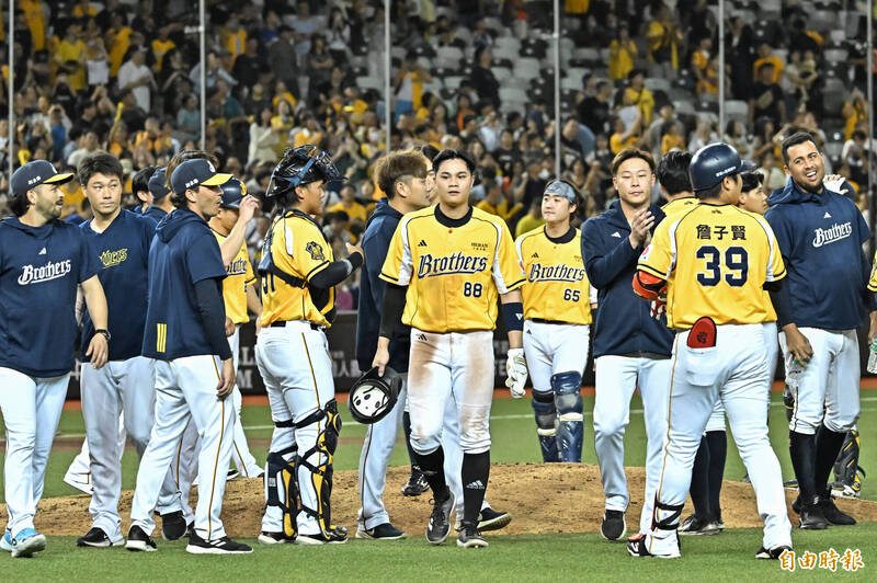 中信兄弟昨晚靠對方再見失誤拿下勝利。（資料照，記者陳志曲攝）