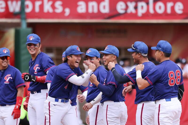 林雨力（左3）。（棒協提供）