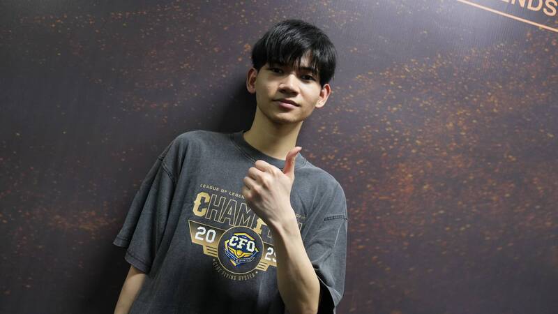18歲的中路選手HongQ以精彩的操作驚豔全場，也獲得冠軍賽的MVP殊榮，受訪時特別換上冠軍紀念T恤，並感謝粉絲們的支持鼓勵。（中信飛牡蠣提供）