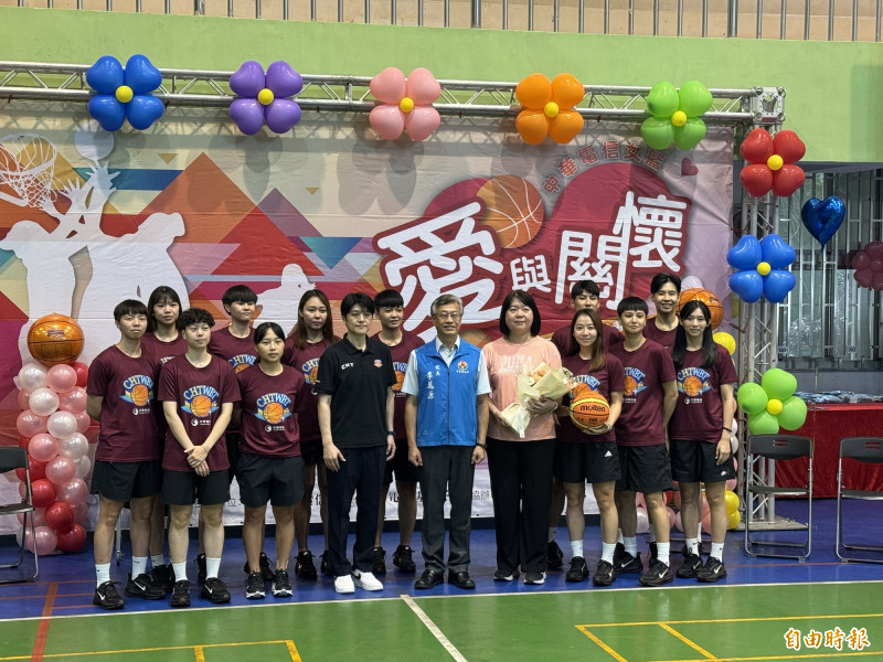中華電信女籃舉辦多年的「愛與關懷」公益巡迴活動來到徐詩涵的母校苗栗三義高中。（記者林岳甫攝）