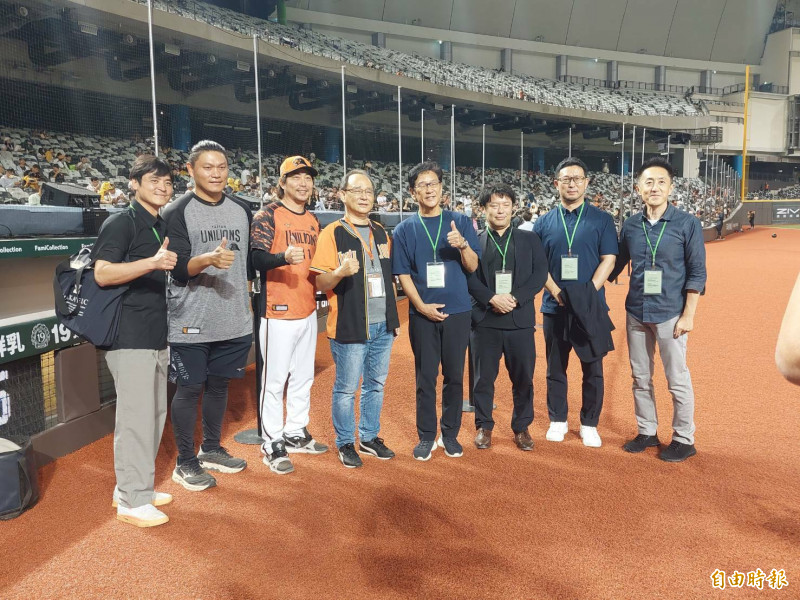 栗山英樹與獅隊領隊蘇泰安等人打招呼。（記者林宥辰攝）