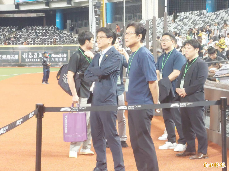 栗山英樹（中）與台鋼領隊劉東洋。（記者林宥辰攝）