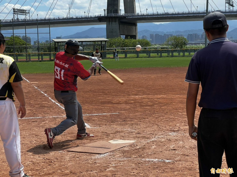 男子組原動力工程隊打擊。（記者羅國嘉攝）