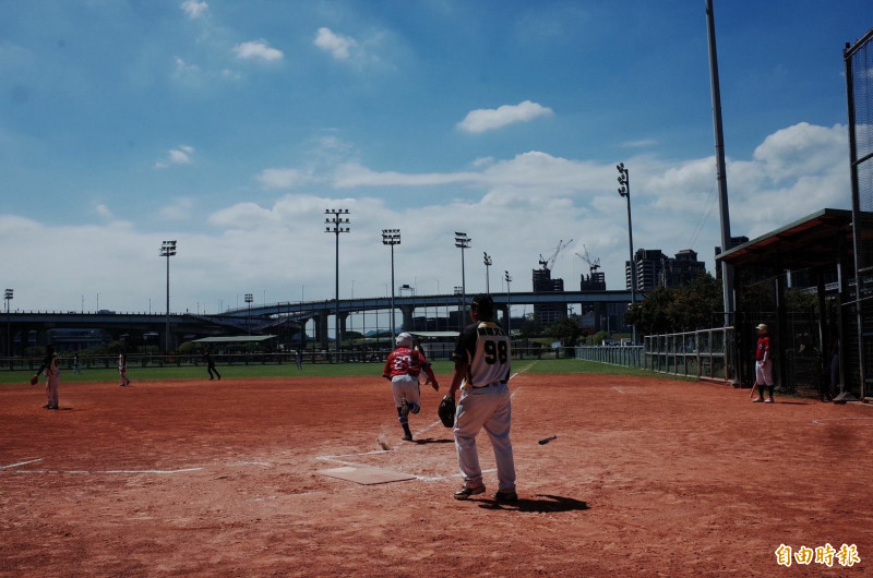 參與新北市原住民族行政局主辦的「114年度新北市市長盃原住民族慢速壘球錦標賽」的男子組原動力工程隊奪冠。（記者羅國嘉攝）