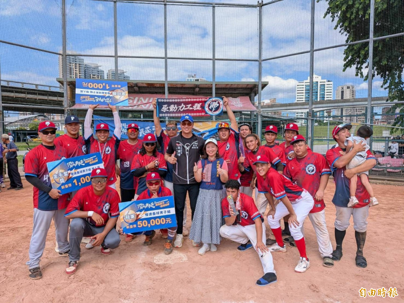 男子組原動力工程隊大合照。（記者羅國嘉攝）