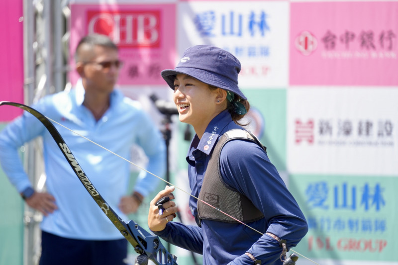 李采璇替台中銀行打頭陣，拿下勝利。（企業射箭聯賽提供）