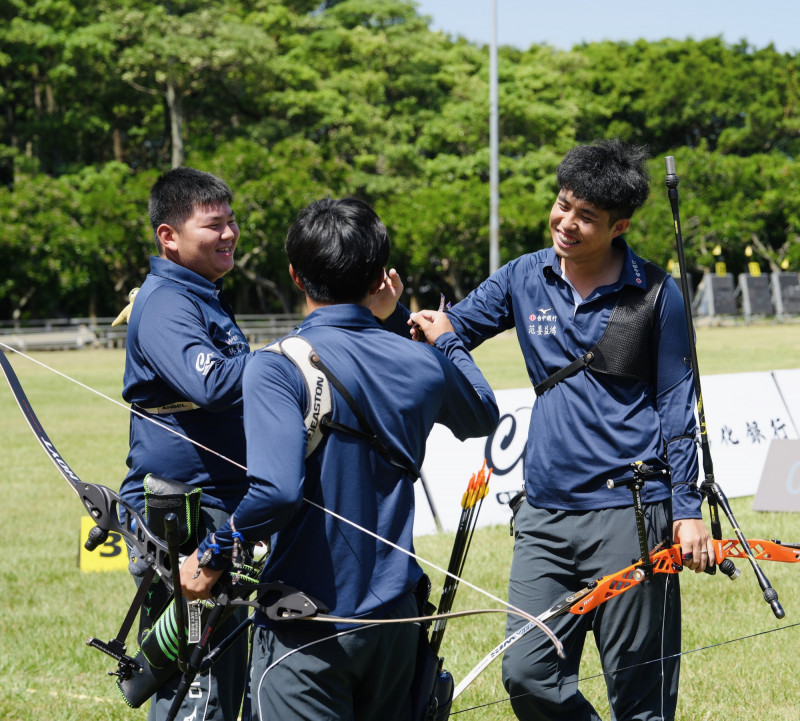 台中銀行男團逆轉差一步，賽後臉上表情充滿失望。（企業射箭聯賽提供）