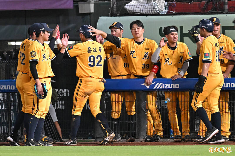 中信兄弟岳政華敲出二分全壘打。（記者陳志曲攝）