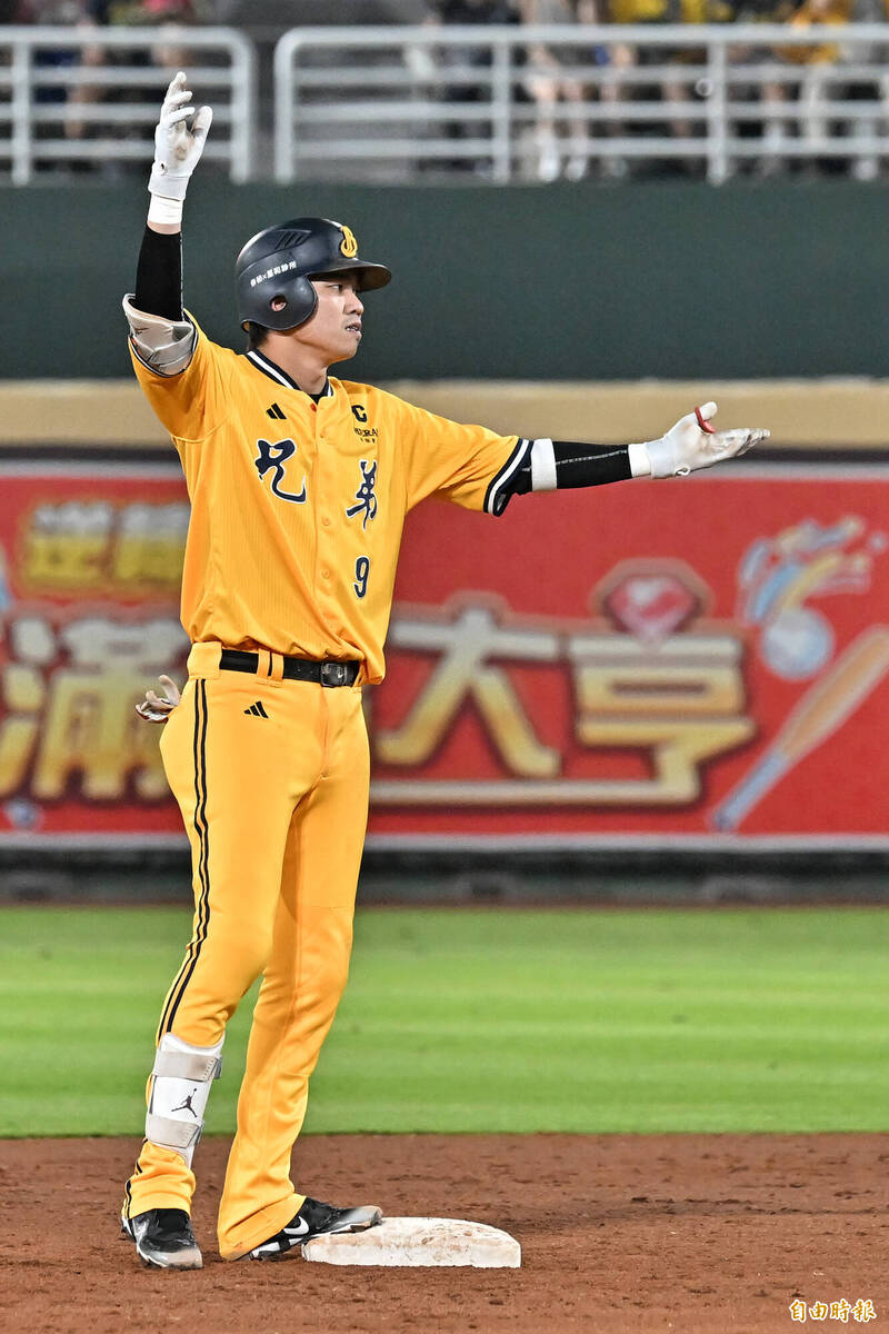 中信兄弟王威晨敲出安打。（記者陳志曲攝）