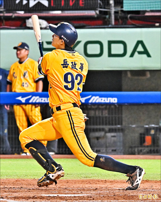 岳政華敲出2分全壘打，率兄弟先馳得點。（記者陳志曲攝）