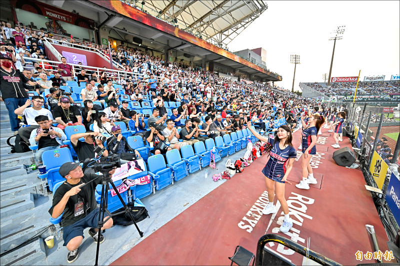 桃猿對兄弟天王山之戰，桃園球場連2天滿場。（記者陳志曲攝）