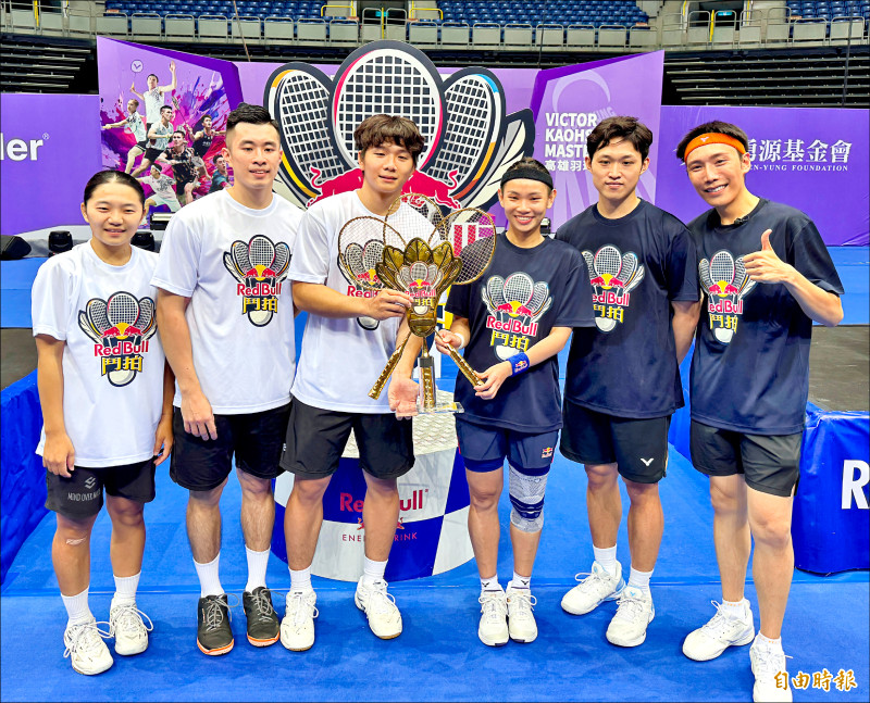 久未公開亮相的羽球天后戴資穎（右3），昨天在高雄巨蛋參加《Red Bull鬥拍》活動。（記者林岳甫攝）