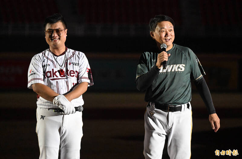 阿誠「引退」，洪總情義相挺，為老同事加油。（記者林正堃攝）