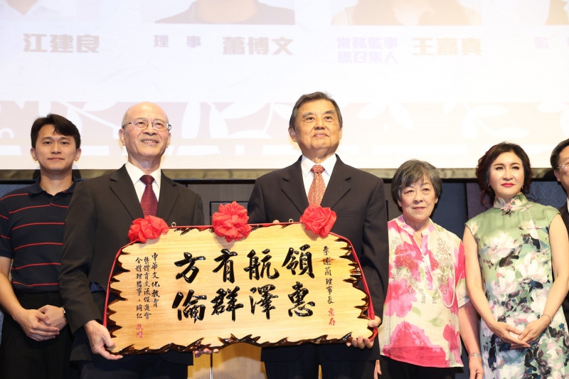 中華文化教育暨體育交流促進會理事長交接  李述藺卸任、前體育署長何卓飛接任。（中華文化教育暨體育交流促進會提供）