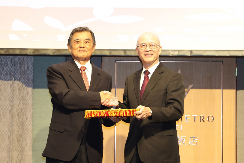 中華文化教育暨體育交流促進會理事長交接  李述藺卸任、前體育署長何卓飛接任。（中華文化教育暨體育交流促進會提供）