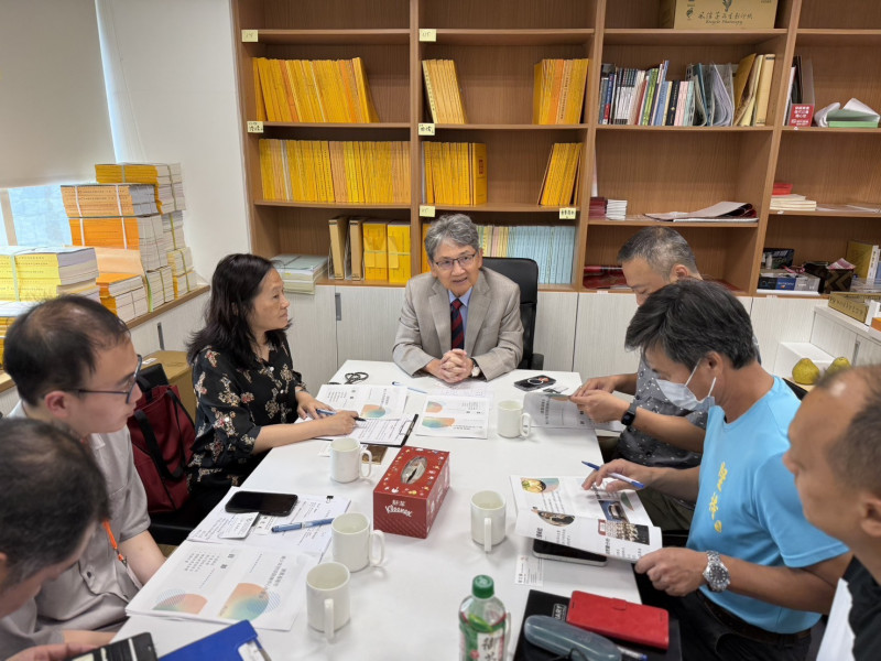 立委王正旭（中）與運動部及基隆高中等研議設置青少年羽球訓練中心。（王正旭服務處提供）