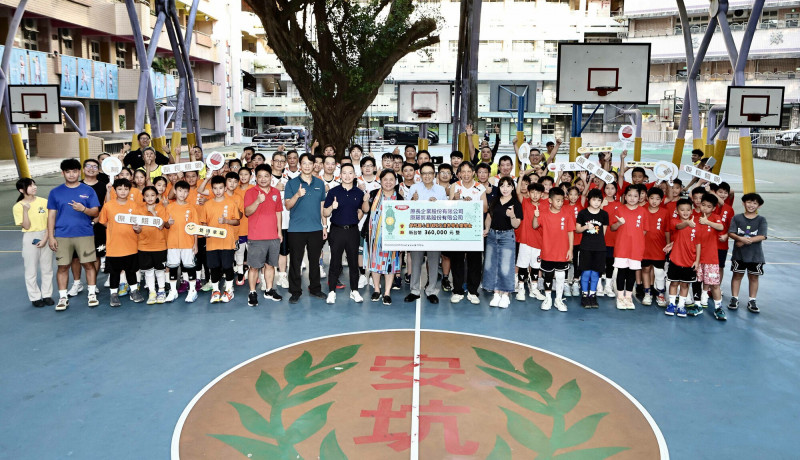 新北安坑國小師生及籃球隊與送暖企業合影。（新北市安坑國小提供）