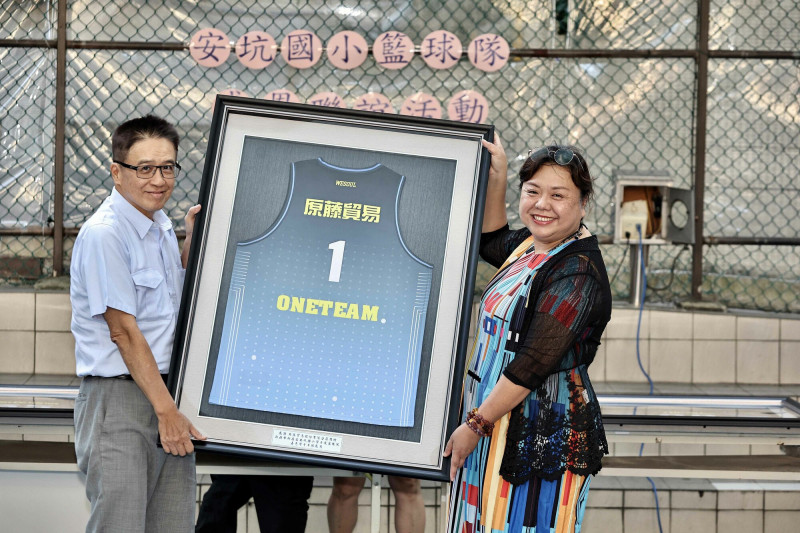 新北安坑國小校長陳玉芳（右）致贈球衣給企業代表致謝。（新北市安坑國小提供）