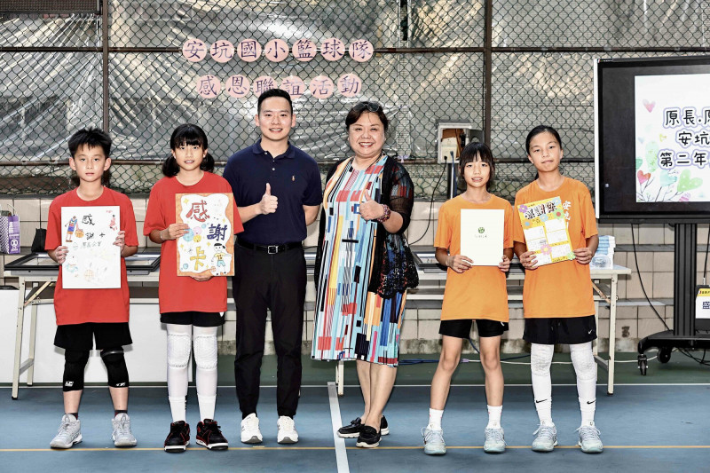 新北安坑國小籃球隊代表獻上手寫卡片表達感謝。（新北市安坑國小提供）