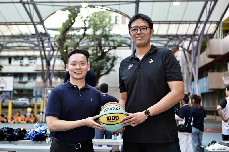 新北安坑國小籃球隊教練康昭翔（右）與原長企業劉家翰。（新北市安坑國小提供）