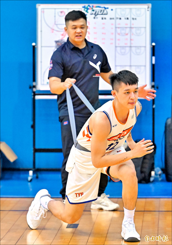 領航猿盧峻翔（前）休賽季期間加強運球及投籃訓練。
（記者陳志曲攝）