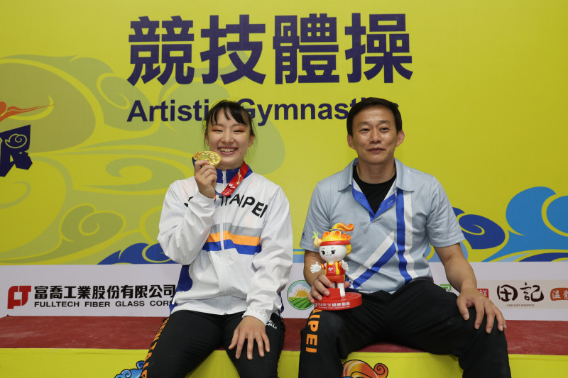 丁華恬拿全運會女子競技體操全能金牌，剛好送給教練蔡恆政當生日禮物。（全運會提供）