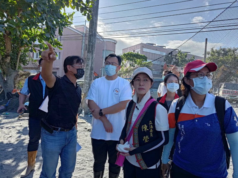 運動部次長鄭世忠（左3）與立法委員陳瑩（左4）至光復國中，傾聽校長黃建榮於棒球場說明受損情形。（運動部提供）