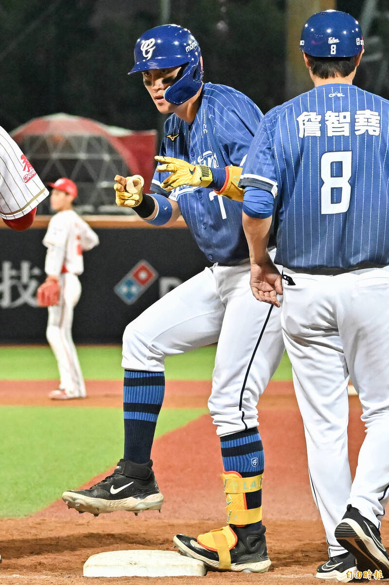 富邦悍將陳真敲出安打。（記者陳志曲攝）