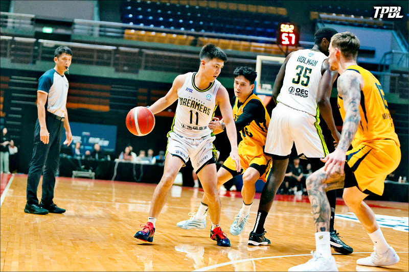 夢想家林俊吉（左）終場前投進致勝三分球。（TPBL提供）