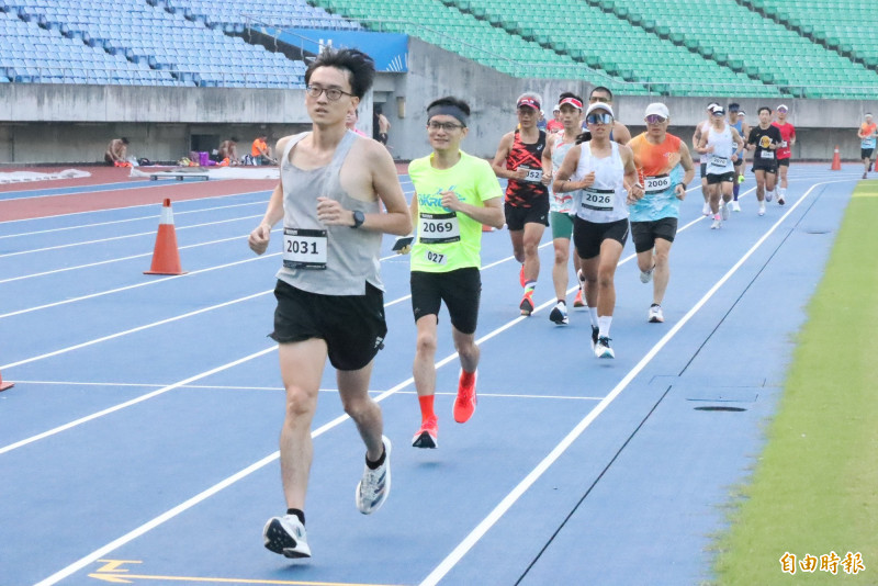 高雄國家體育場跑道翻新，跑友們搶先體驗。（記者黃良傑攝）