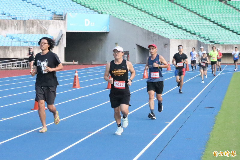 高雄國家體育場跑道翻新，跑友搶先體驗都稱讚。（記者黃良傑攝）