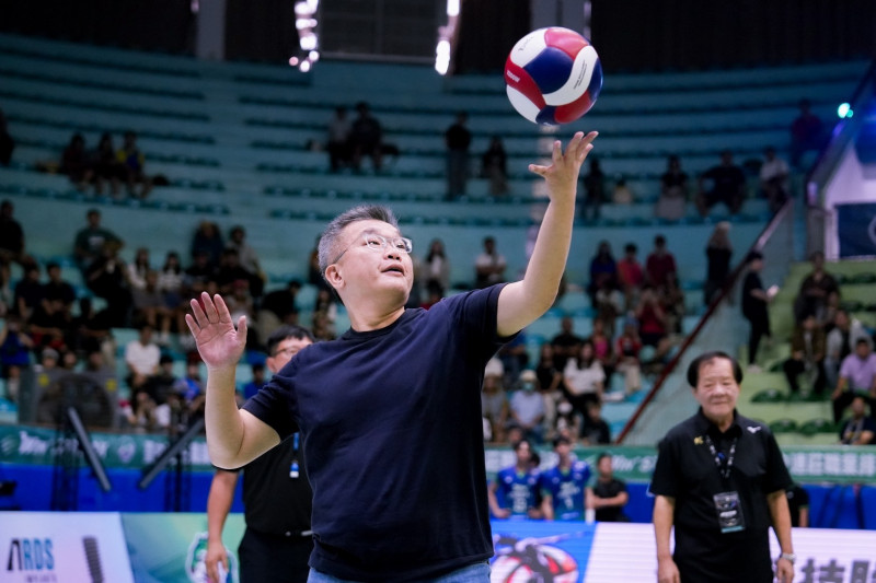 中華職棒大聯盟會長蔡其昌蒞臨現場開球。（連莊提供）