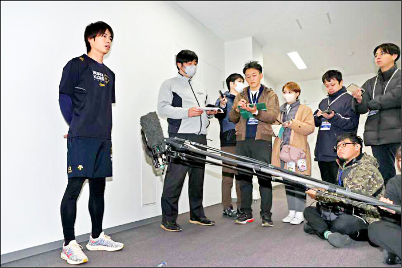 歐力士投手山岡泰輔（左）季前爆發參與國外線上撲克賽事。
（資料照，產經新聞提供）