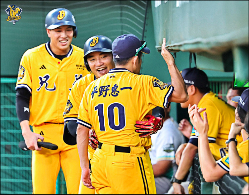 王政順（左二）3局上敲出本季第3轟。（中信兄弟提供）