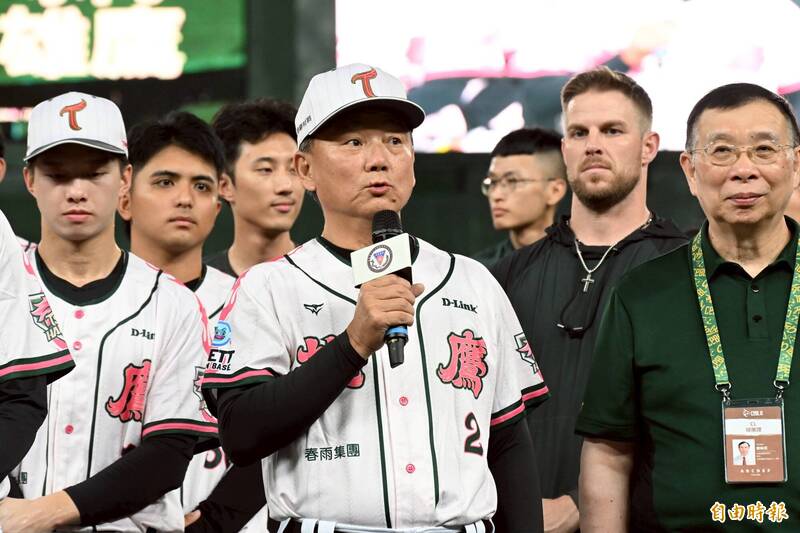 台鋼雄鷹董事長王炯棻、總教練洪一中賽後率領球隊感謝球迷，也請球迷繼續進球場支持台鋼雄鷹。（記者李惠洲攝）