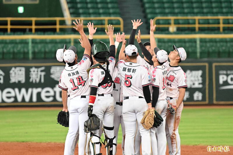 台鋼雄鷹年度勝率攻上5成。（記者李惠洲攝）