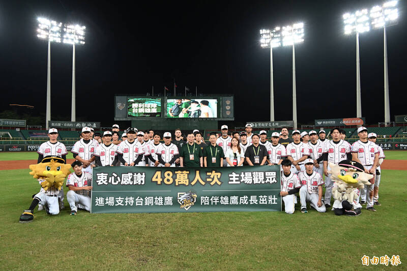 台鋼雄鷹董事長王炯棻、總教練洪一中賽後率領球隊感謝球迷，也請球迷繼續進球場支持台鋼雄鷹。（記者李惠洲攝）