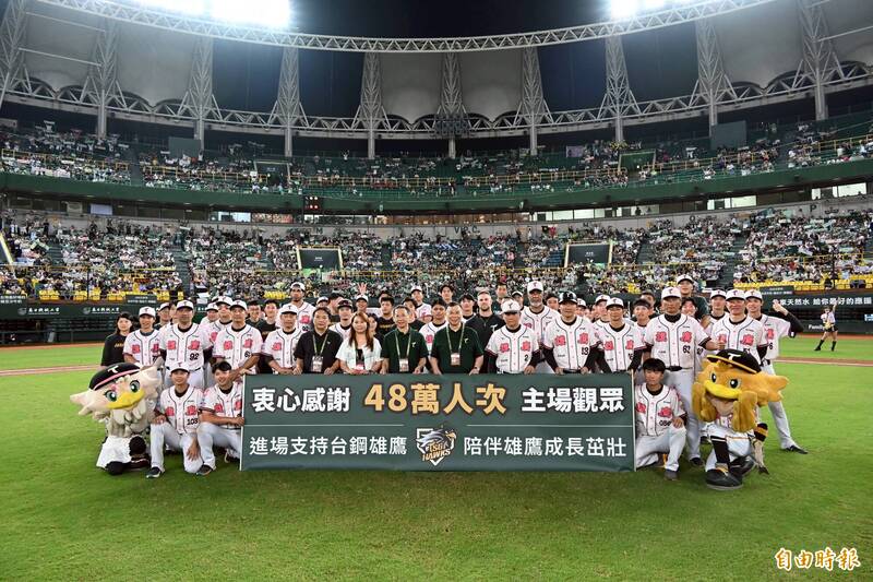 台鋼雄鷹董事長王炯棻、總教練洪一中賽後率領球隊感謝球迷，也請球迷繼續進球場支持台鋼雄鷹，與球迷在澄清湖球場全體大合影。（記者李惠洲攝）