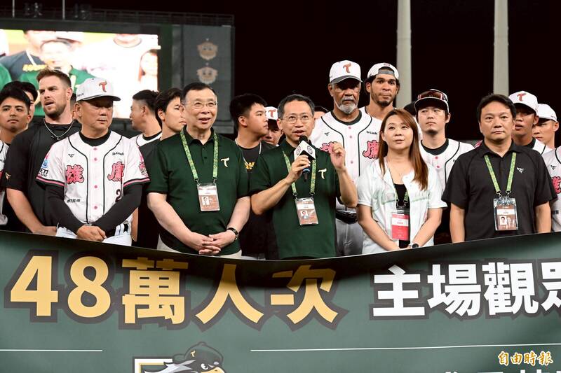 台鋼雄鷹董事長王炯棻、總教練洪一中賽後率領球隊感謝球迷，也請球迷繼續進球場支持台鋼雄鷹。（記者李惠洲攝）
