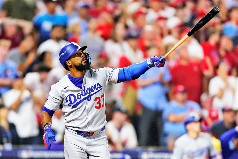 赫南德茲轟出3分砲，助道奇逆轉費城人。（路透）